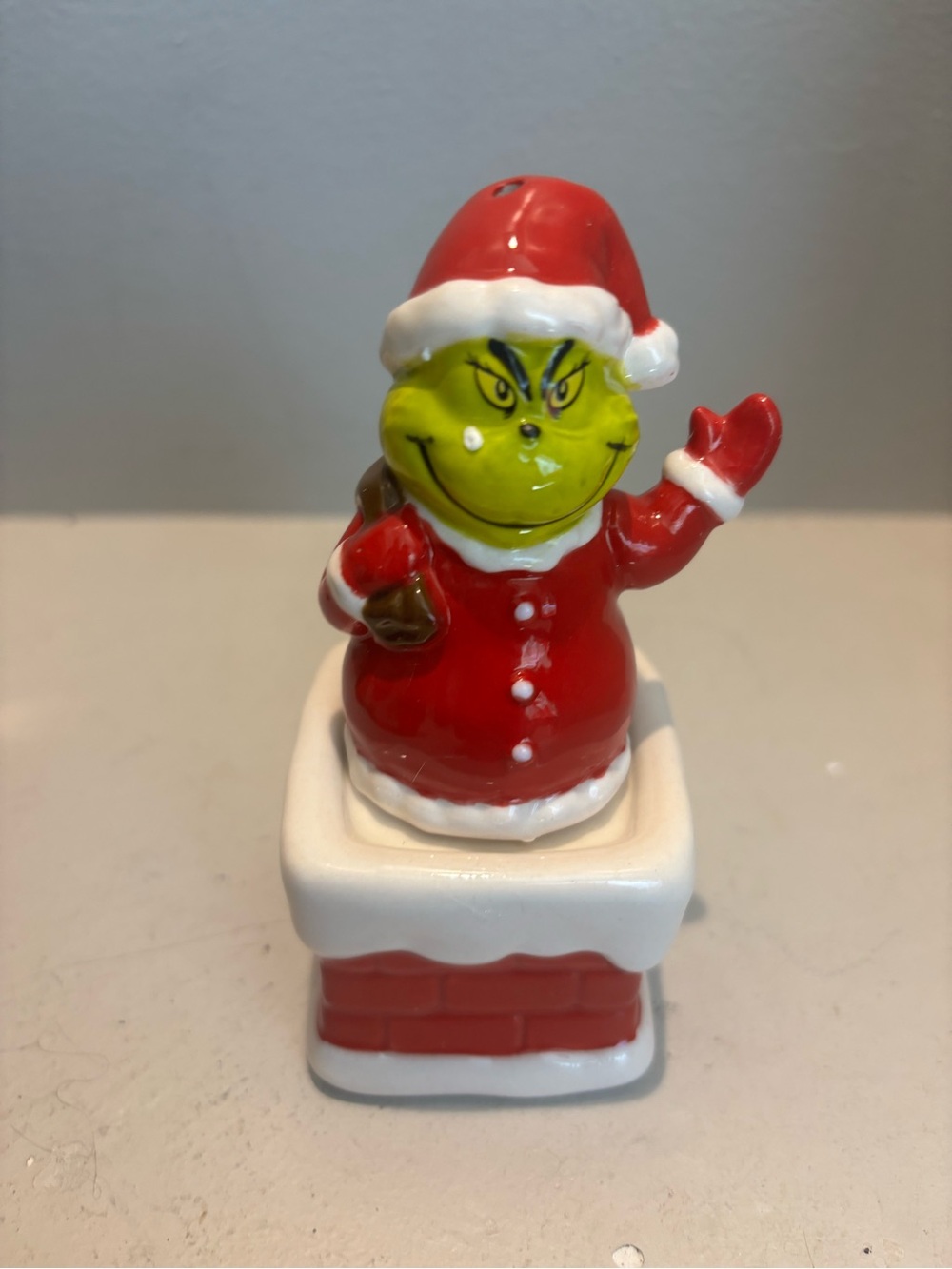 Department 56 Dr. Seuss Grinch cat in hat salt pepper shaker Christmas exclusive